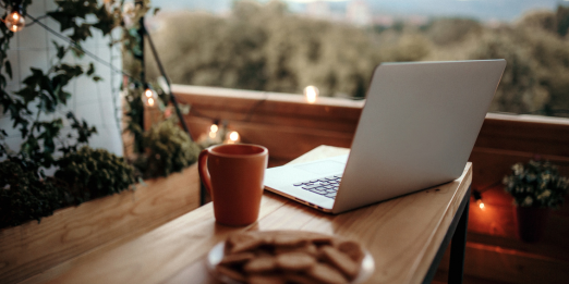 Oficina de trabajo en la terraza de la casa